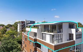 Crows Nest - Executive Penthouse - 3 Bedroom- 5Km To City